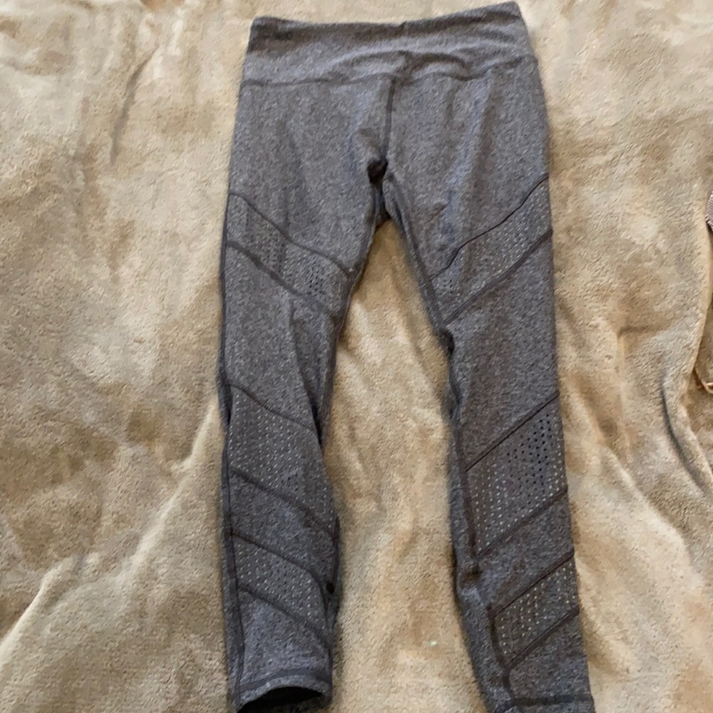 3/4 length leggings. Never worn. Size medium. Cute teal lining.
